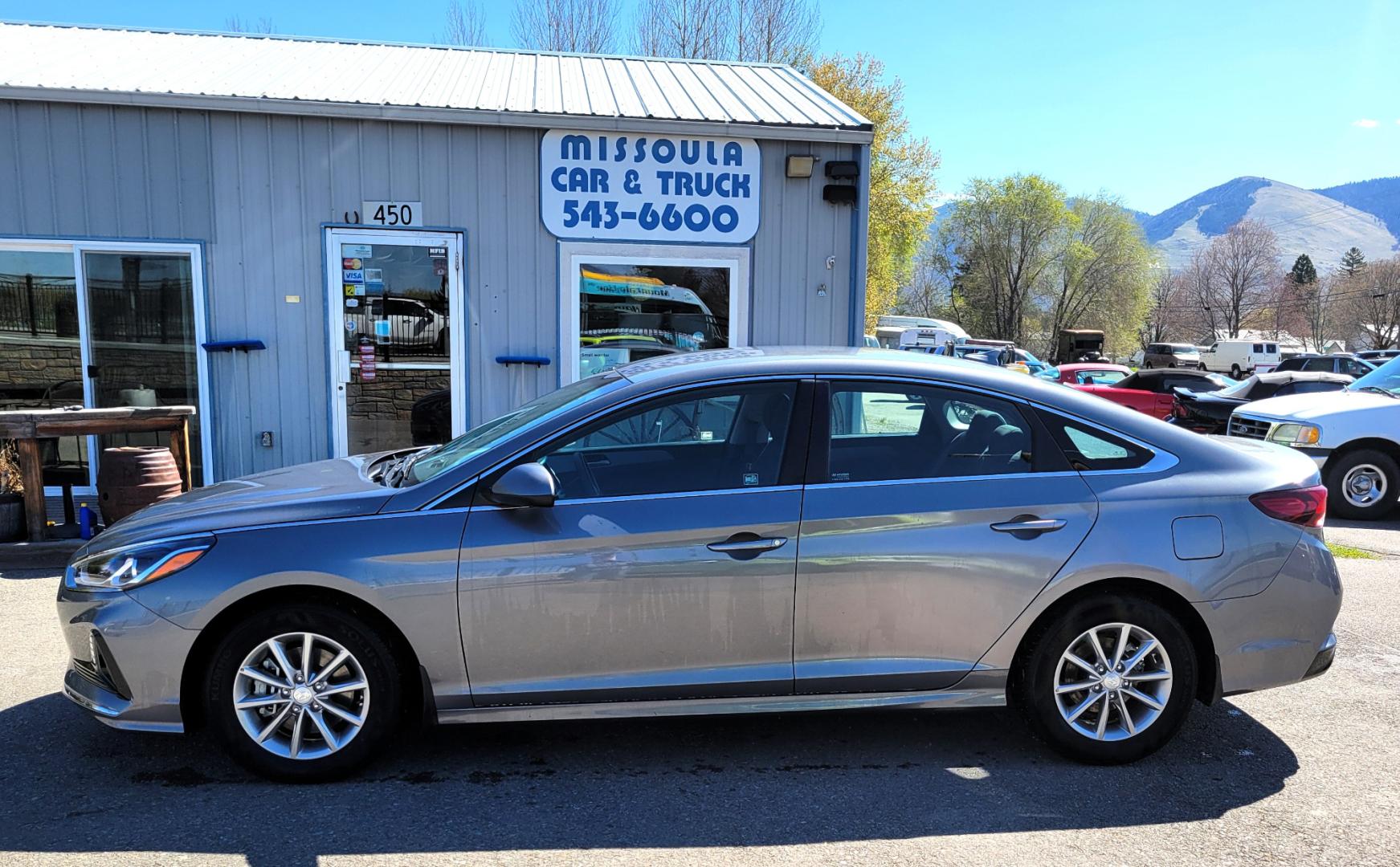 2018 Grey /Black Hyundai Sonata SE (5NPE24AF5JH) with an 2.4L I4 engine, 6 Speed Automatic transmission, located at 450 N Russell, Missoula, MT, 59801, (406) 543-6600, 46.874496, -114.017433 - Beautiful Sedan with only 15,600 Miles. 2.4L I4 Engine. 6 Speed Automatic Transmission. Bluetooth. Backup Camera. Air. Cruise. Tilt. power Windows and Locks. - Photo#0